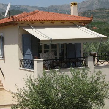 Terras met zonnescherm